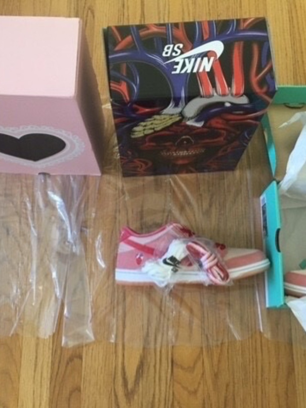 Size 9.5 - Nike Dunk Low SB x StrangeLove Valentines Day Brand New in Box! - Picture 8 of 9